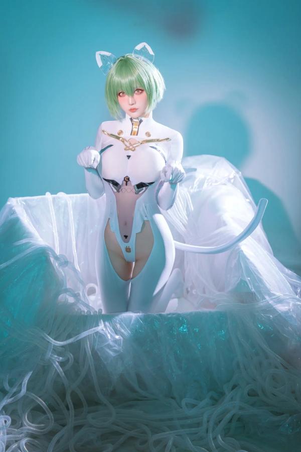    星之迟迟Cosplay碧蓝航线纳西莫夫，极品二次元未来感白色紧身衣，冷艳动人 [34P]第25张图片