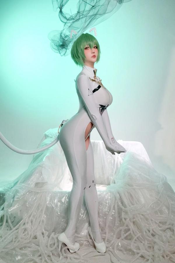    星之迟迟Cosplay碧蓝航线纳西莫夫，极品二次元未来感白色紧身衣，冷艳动人 [34P]第29张图片