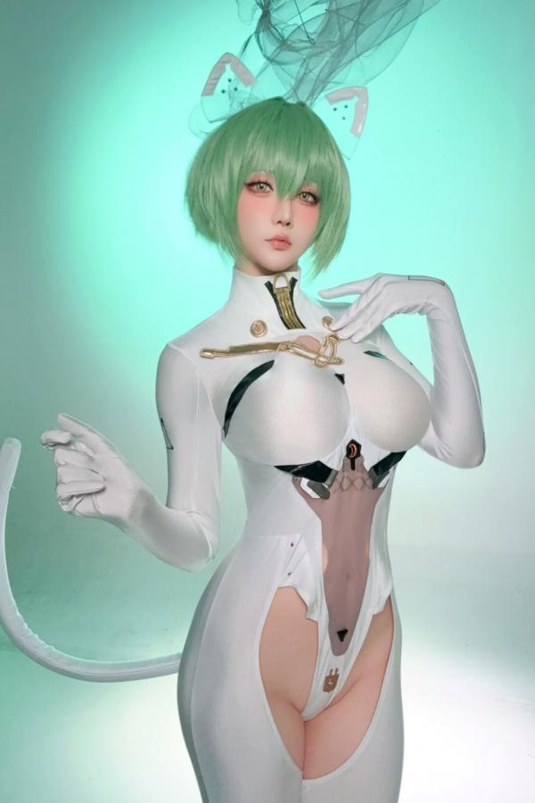    星之迟迟Cosplay碧蓝航线纳西莫夫，极品二次元未来感白色紧身衣，冷艳动人 [34P]第34张图片
