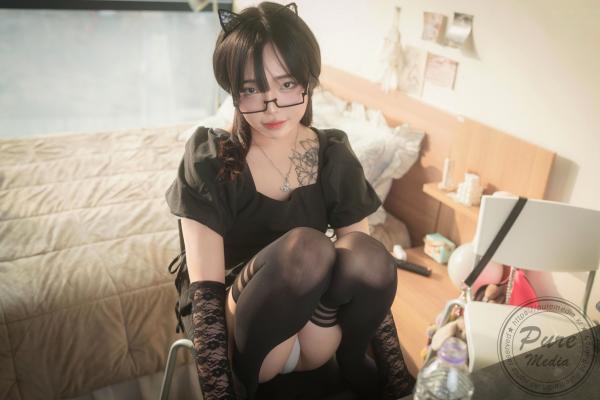    韩国美女Jelly私房纹身写真：性感黑色蕾丝与长筒丝袜诱惑，极致居家大尺度拍摄第4张图片