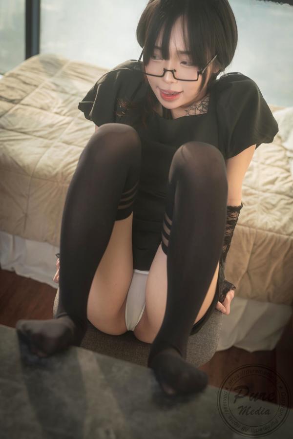   韩国美女Jelly私房纹身写真：性感黑色蕾丝与长筒丝袜诱惑，极致居家大尺度拍摄第8张图片