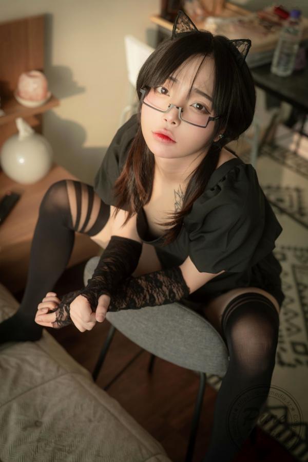    韩国美女Jelly私房纹身写真：性感黑色蕾丝与长筒丝袜诱惑，极致居家大尺度拍摄第15张图片
