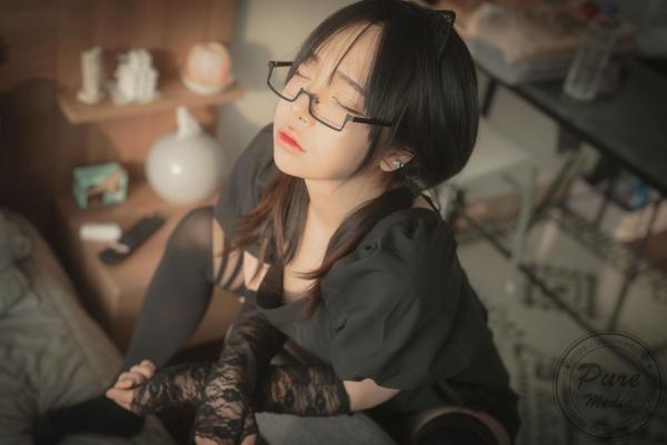    韩国美女Jelly私房纹身写真：性感黑色蕾丝与长筒丝袜诱惑，极致居家大尺度拍摄第16张图片