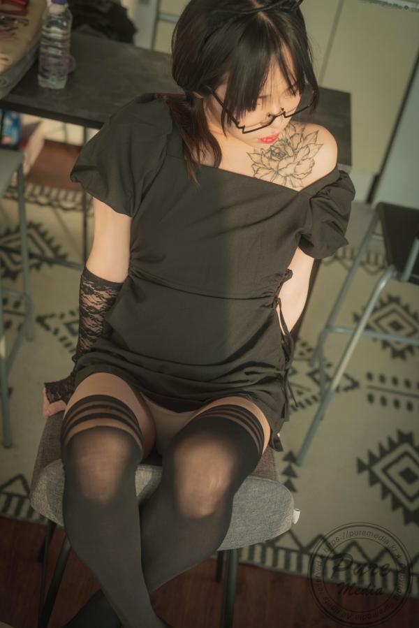    韩国美女Jelly私房纹身写真：性感黑色蕾丝与长筒丝袜诱惑，极致居家大尺度拍摄第19张图片