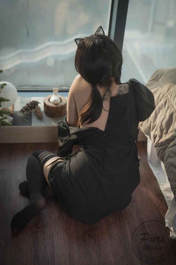    韩国美女Jelly私房纹身写真：性感黑色蕾丝与长筒丝袜诱惑，极致居家大尺度拍摄第24张图片