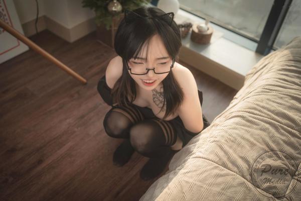    韩国美女Jelly私房纹身写真：性感黑色蕾丝与长筒丝袜诱惑，极致居家大尺度拍摄第29张图片