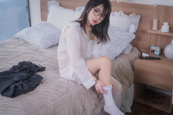    韩国美女Jelly私房纹身写真：性感黑色蕾丝与长筒丝袜诱惑，极致居家大尺度拍摄第93张图片