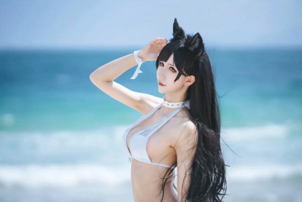   masaki雅祈 - 碧蓝航线爱宕Cosplay，纯白比基尼海滩度假风，性感女神与狐耳少女的完美演绎 [29P]第4张图片