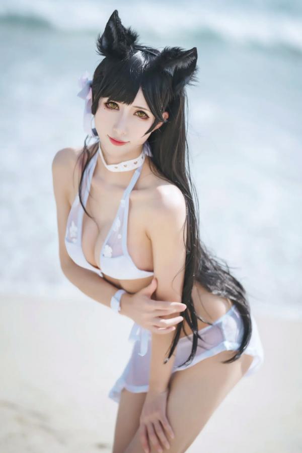    masaki雅祈 - 碧蓝航线爱宕Cosplay，纯白比基尼海滩度假风，性感女神与狐耳少女的完美演绎 [29P]第13张图片