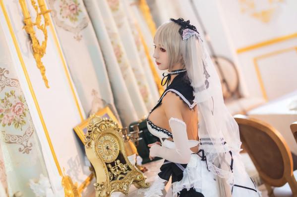    masaki雅祈 - 碧蓝航线可畏礼服COS，银发红瞳还原绝美华服，精致优雅角色扮演写真第1张图片