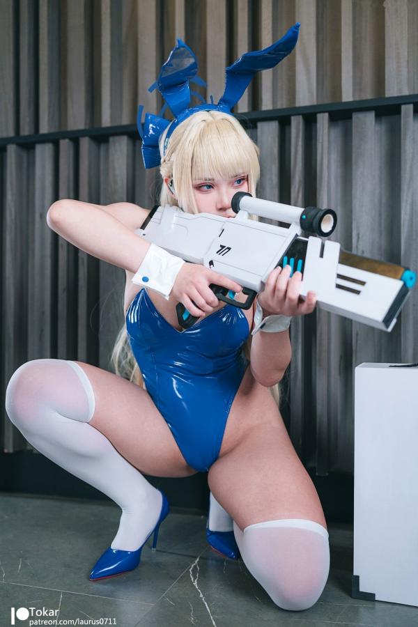    Tokar浵卡《碧蓝档案》飞鸟马时兔女郎Cosplay，性感亮面连体衣展现火辣身材，还原度超高的冷艳特工风，极致诱惑写真第8张图片