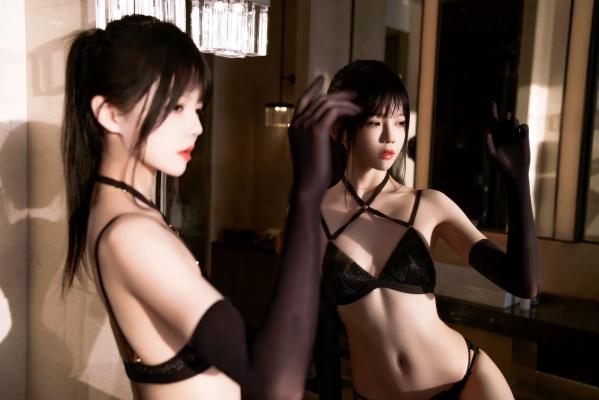    桜桃喵 - 黑金主题高清套图，性感黑色内衣与透视丝袜，诱惑私房照展现冷艳御姐风范 [50P]第1张图片