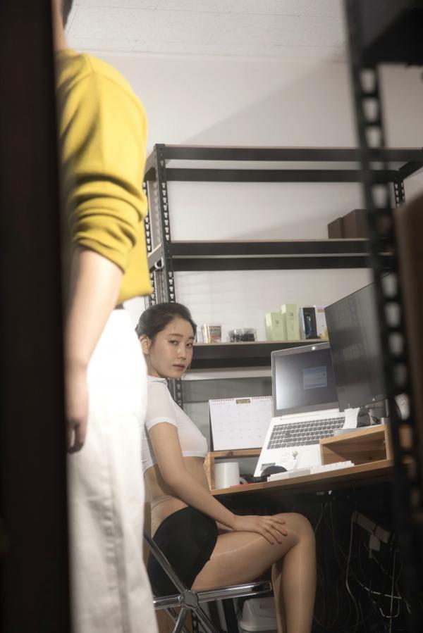    韩国美女LeeHa办公室女郎私房系列：白色低胸短T紧身裙配肉丝，职场诱惑风情大尺度写真第47张图片
