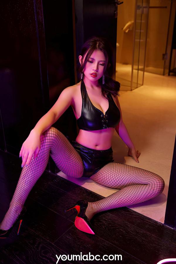    YouMi尤蜜-曦宝儿《爱欲夜知味》-黑色皮革网袜私房写真，霓虹灯下的极致魅惑性感女神第3张图片