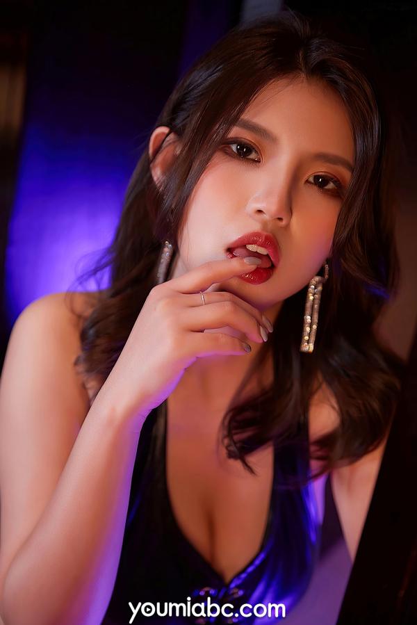    YouMi尤蜜-曦宝儿《爱欲夜知味》-黑色皮革网袜私房写真，霓虹灯下的极致魅惑性感女神第5张图片