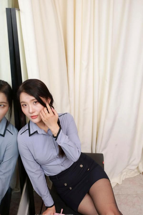    IESS异思趣向 婉萍《小辫子OL制服》黑丝包臀裙职场诱惑私房摄影第13张图片