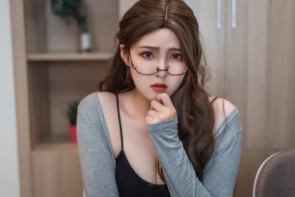   Natsuko夏夏子-家庭教师主题私房照，戴眼镜知性穿搭，黑丝美腿大尺度角色扮演诱惑，私密空间火辣呈现第20张图片