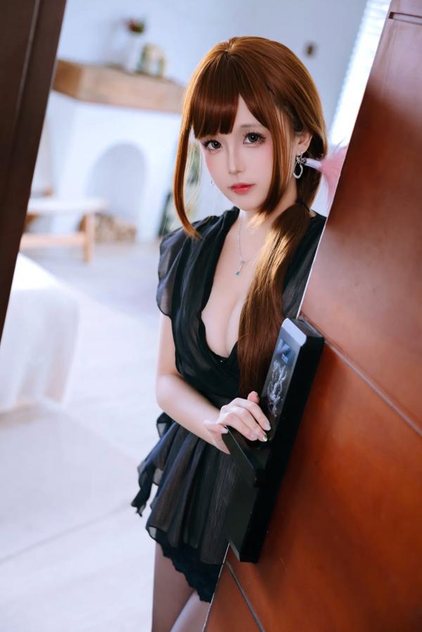    Cosplay日奈娇 - 未亡人：室内私房黑丝福利，尽显御姐成熟风韵与极致诱惑，极品身材写真大赏 [178P]第1张图片