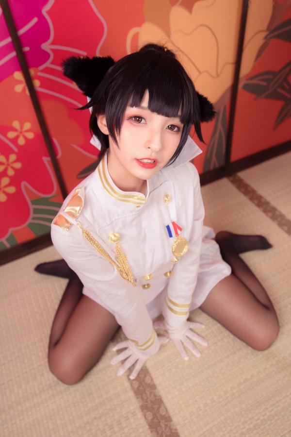    神楽坂真冬-指挥官很忙：纯白军装COS制服诱惑，极致丝袜美腿，室内私房视觉盛宴第12张图片