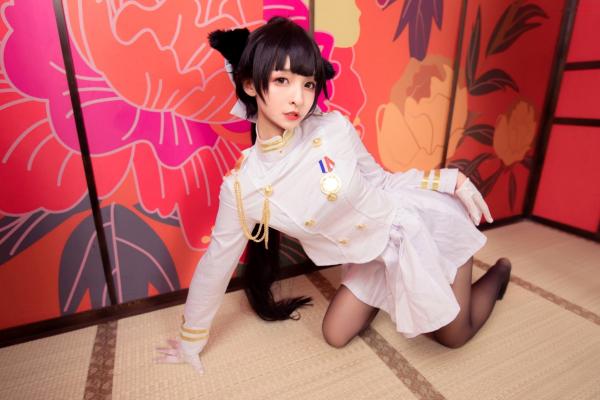    神楽坂真冬-指挥官很忙：纯白军装COS制服诱惑，极致丝袜美腿，室内私房视觉盛宴第13张图片