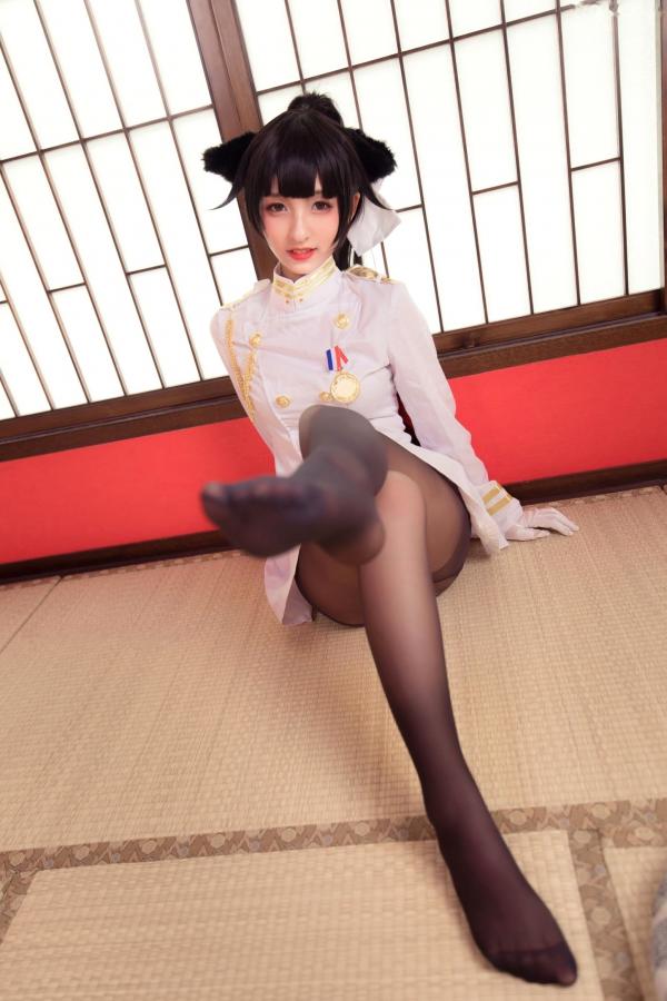    神楽坂真冬-指挥官很忙：纯白军装COS制服诱惑，极致丝袜美腿，室内私房视觉盛宴第14张图片