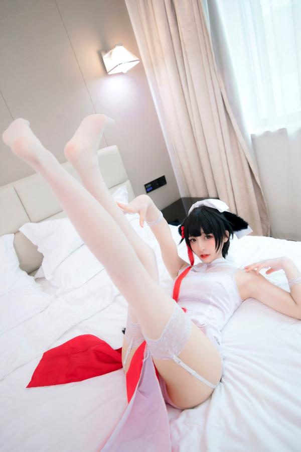    神楽坂真冬-指挥官很忙：纯白军装COS制服诱惑，极致丝袜美腿，室内私房视觉盛宴第90张图片