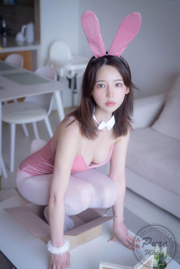    韩国美女Yeha神奇兔女郎私房照，粉色丝绒制服诱惑，透白丝袜极致美感，Pure-Media-296大尺度摄影作品第18张图片