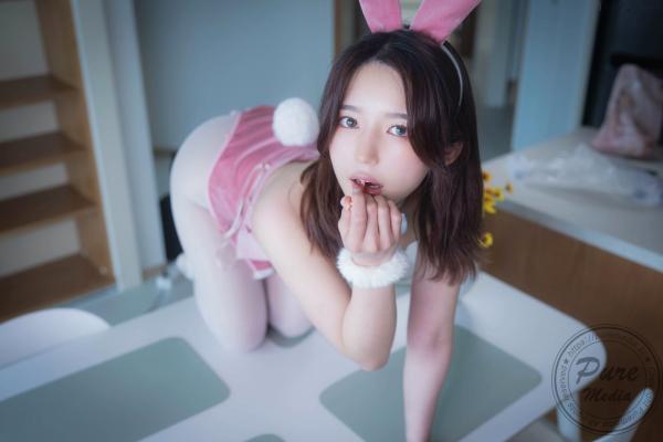    韩国美女Yeha神奇兔女郎私房照，粉色丝绒制服诱惑，透白丝袜极致美感，Pure-Media-296大尺度摄影作品第52张图片