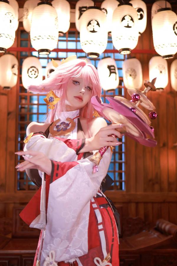    《桜满三时 八重神子》极致性感COSPLAY，高还原度与极品身材的视觉碰撞，诱惑角色扮演，尽显人间胸器之美[89P]第16张图片
