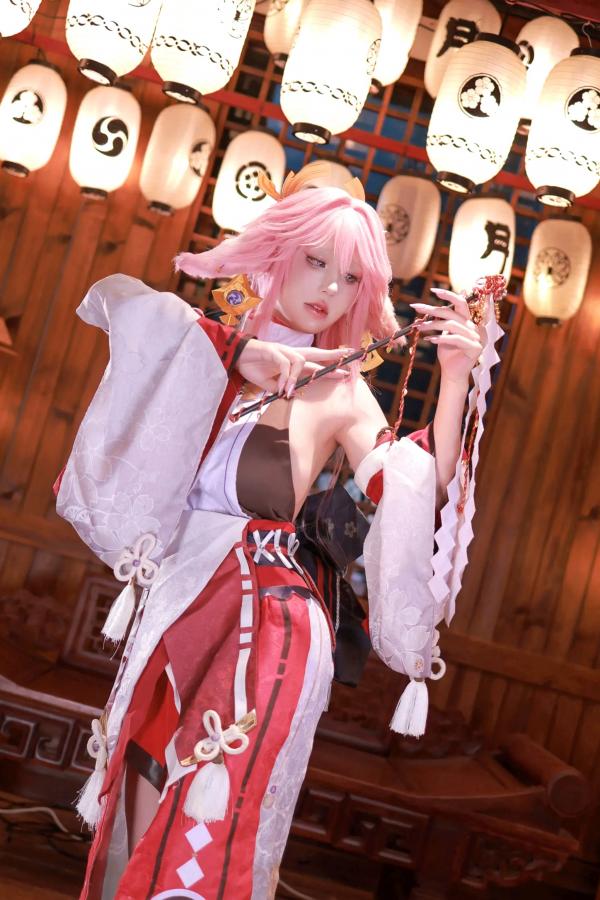    《桜满三时 八重神子》极致性感COSPLAY，高还原度与极品身材的视觉碰撞，诱惑角色扮演，尽显人间胸器之美[89P]第61张图片