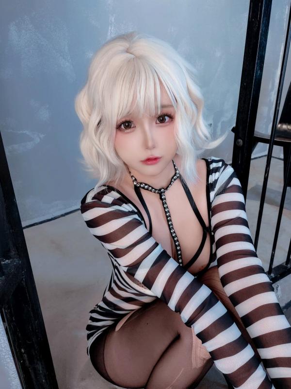    日奈娇 审讯室角色扮演 囚犯造型破损黑丝制服诱惑 美腿写真第28张图片