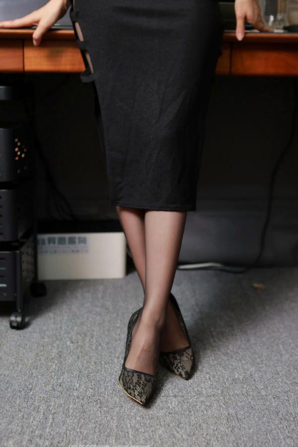    IESS异思趣向 小婕《霸气侧漏》黑色旗袍制服诱惑办公室黑丝美腿私房写真第10张图片