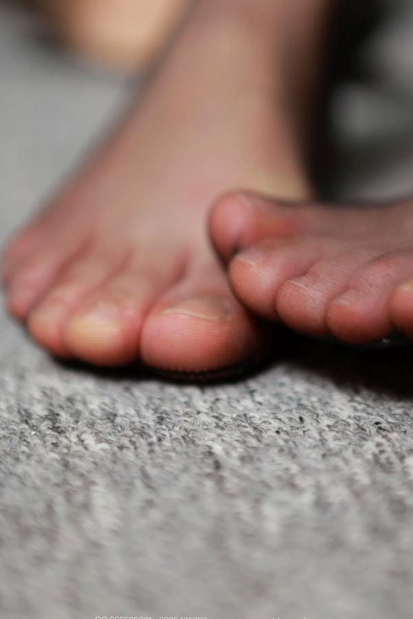    IESS异思趣向 小婕《霸气侧漏》黑色旗袍制服诱惑办公室黑丝美腿私房写真第60张图片