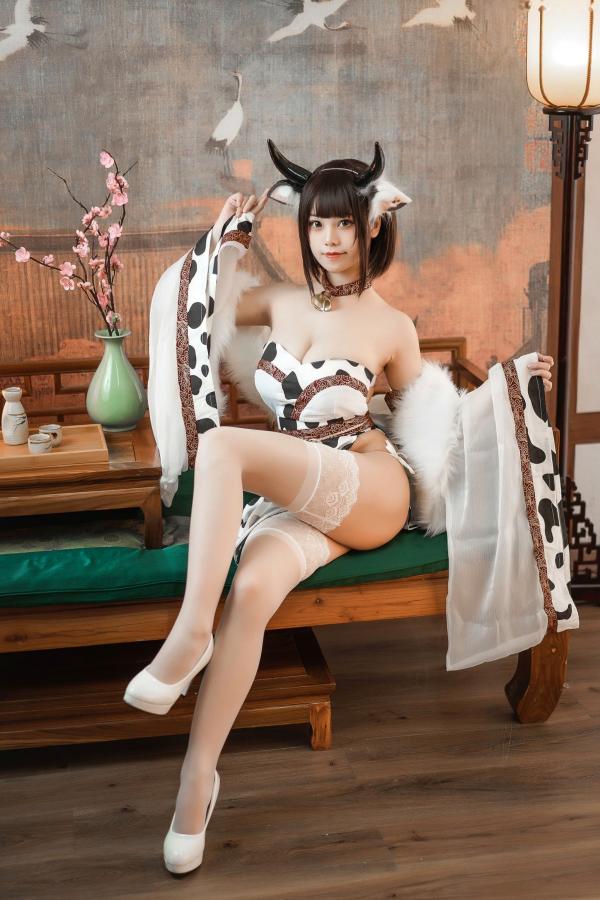    蜜汁猫裘-086-奶牛：软萌奶牛Cosplay私房写真，极致性感魅力主题第1张图片