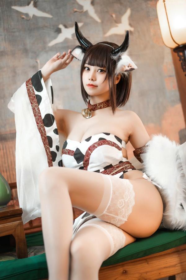    蜜汁猫裘-086-奶牛：软萌奶牛Cosplay私房写真，极致性感魅力主题第12张图片