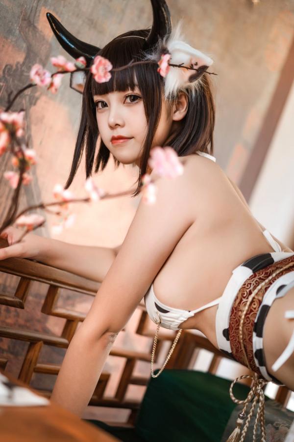    蜜汁猫裘-086-奶牛：软萌奶牛Cosplay私房写真，极致性感魅力主题第46张图片