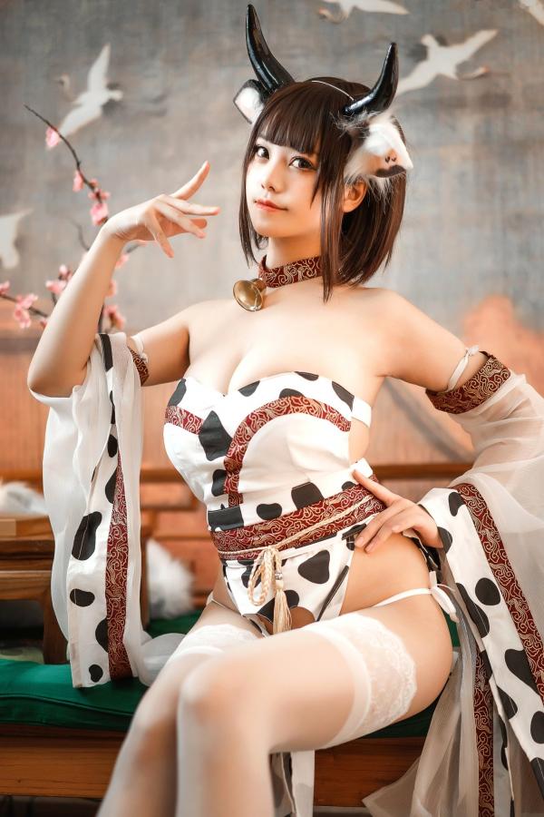    蜜汁猫裘-086-奶牛：软萌奶牛Cosplay私房写真，极致性感魅力主题第50张图片