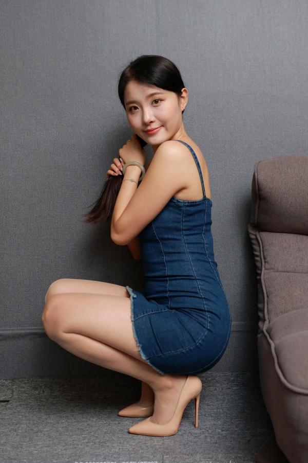    IESS异思趣向 婉萍：紧身牛仔短裙搭配丝袜美腿，展现优雅清纯的私房写真风格第33张图片