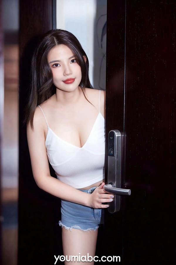    YouMi尤蜜 曦宝儿《草莓森林》居家慵懒私房写真，极致性感身材，白色诱惑，傲人曲线第3张图片