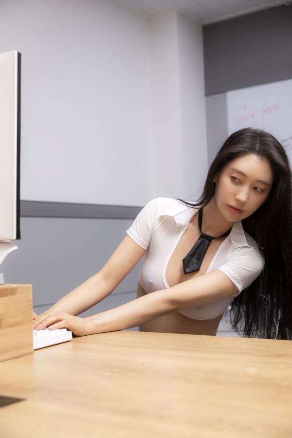    韩国美女LeeHa办公室女郎系列：黑色绑带情趣内衣与丝袜诱惑，极致车内私房大尺度写真第9张图片
