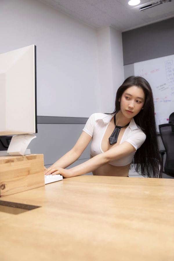    韩国美女LeeHa办公室女郎系列：黑色绑带情趣内衣与丝袜诱惑，极致车内私房大尺度写真第10张图片