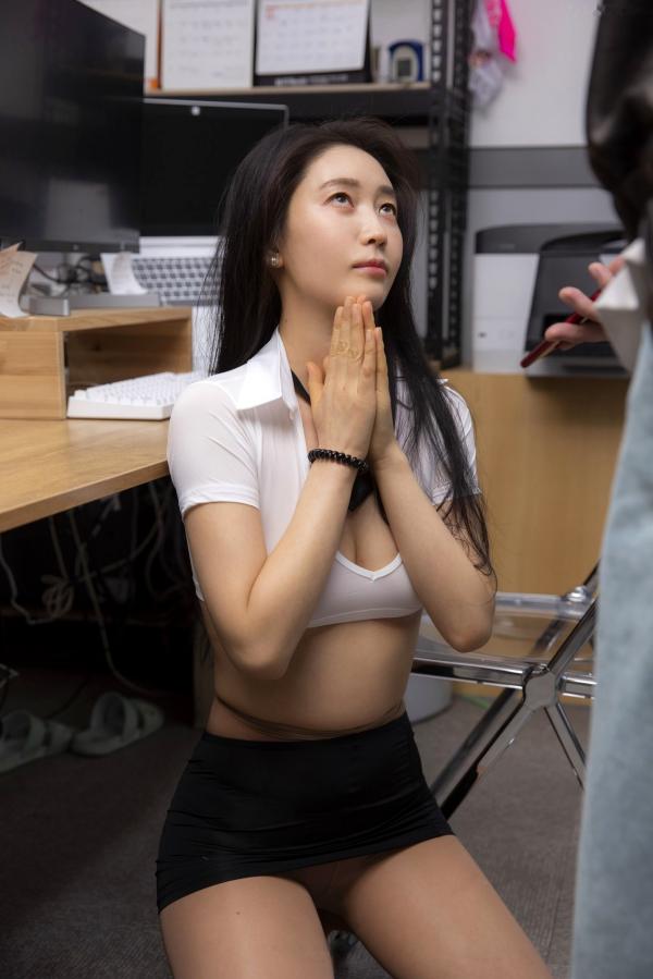    韩国美女LeeHa办公室女郎系列：黑色绑带情趣内衣与丝袜诱惑，极致车内私房大尺度写真第25张图片