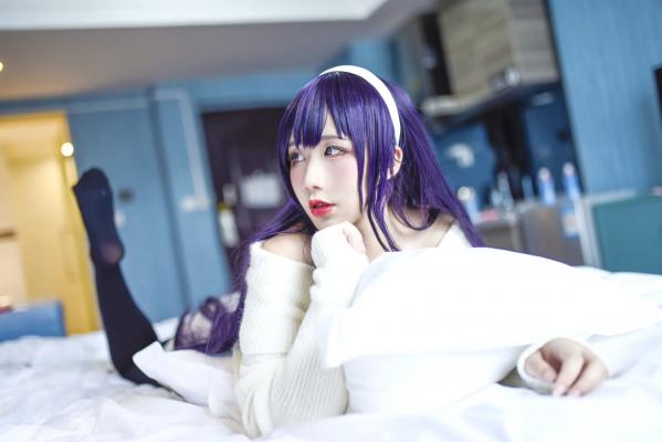    九曲Jean - 霞之丘诗羽Cosplay，白色露肩毛衣配黑丝，室内私房动漫女神，还原度超高[28P]第1张图片