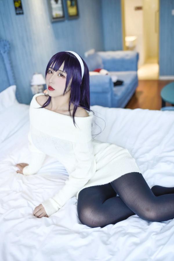    九曲Jean - 霞之丘诗羽Cosplay，白色露肩毛衣配黑丝，室内私房动漫女神，还原度超高[28P]第2张图片