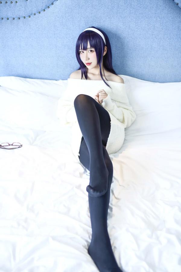    九曲Jean - 霞之丘诗羽Cosplay，白色露肩毛衣配黑丝，室内私房动漫女神，还原度超高[28P]第3张图片