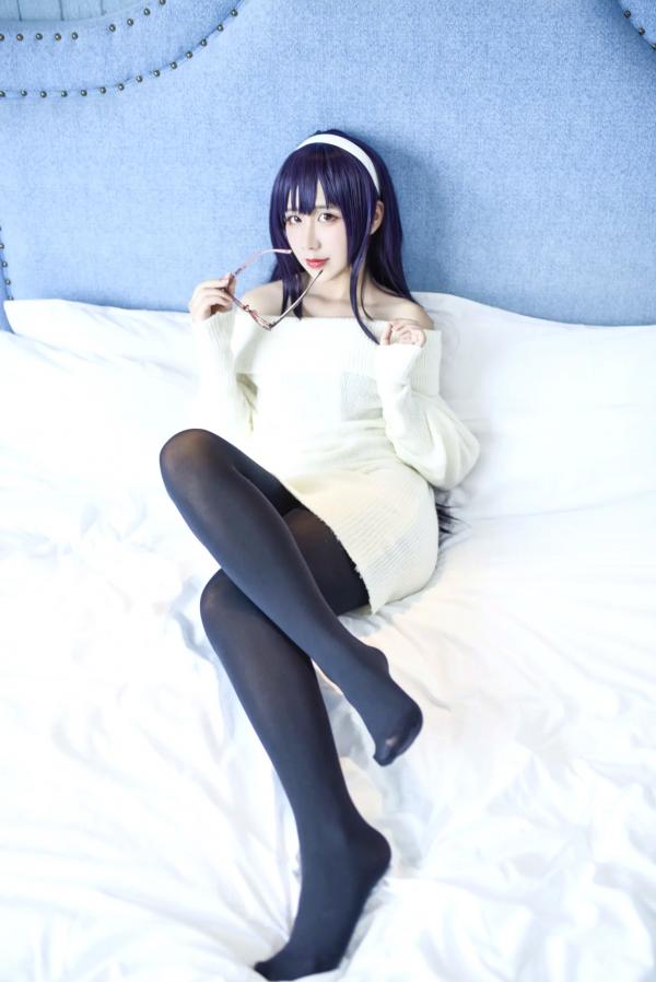    九曲Jean - 霞之丘诗羽Cosplay，白色露肩毛衣配黑丝，室内私房动漫女神，还原度超高[28P]第4张图片