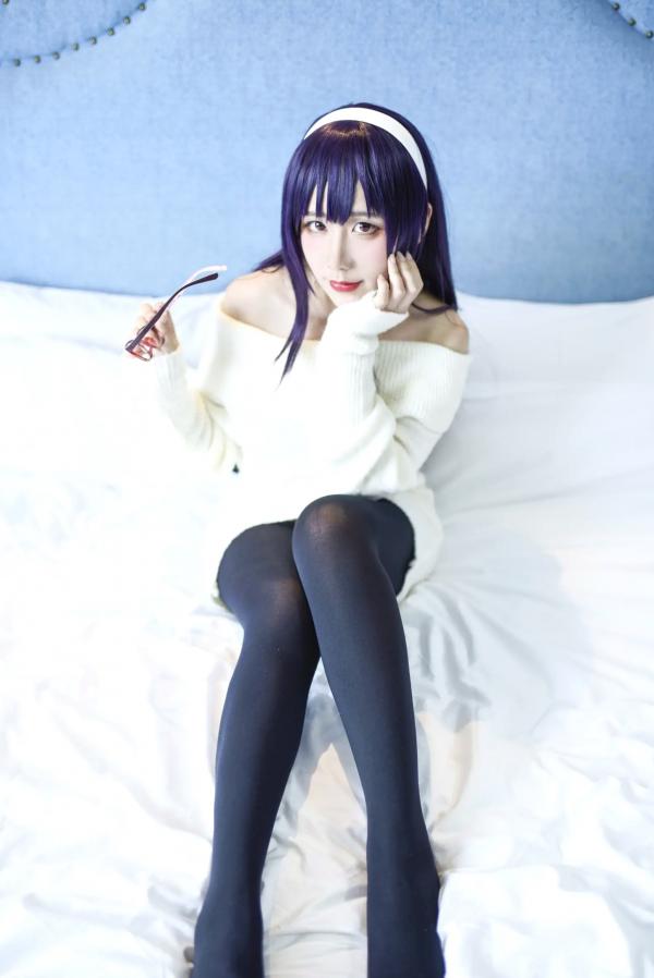   九曲Jean - 霞之丘诗羽Cosplay，白色露肩毛衣配黑丝，室内私房动漫女神，还原度超高[28P]第5张图片