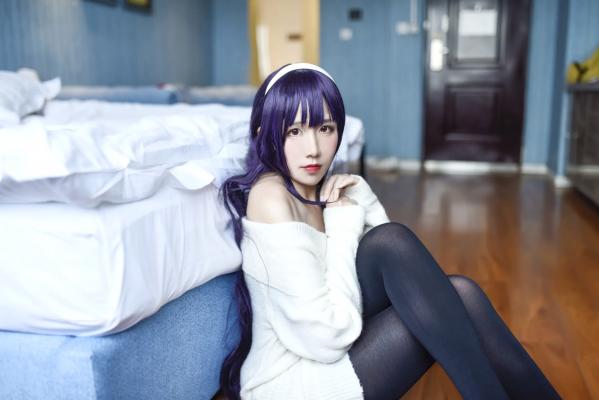   九曲Jean - 霞之丘诗羽Cosplay，白色露肩毛衣配黑丝，室内私房动漫女神，还原度超高[28P]第8张图片