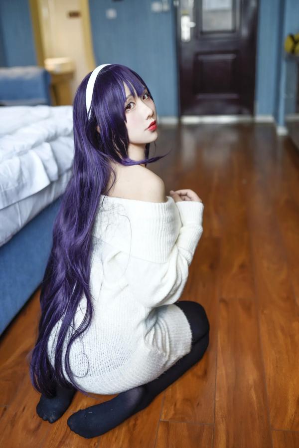   九曲Jean - 霞之丘诗羽Cosplay，白色露肩毛衣配黑丝，室内私房动漫女神，还原度超高[28P]第10张图片