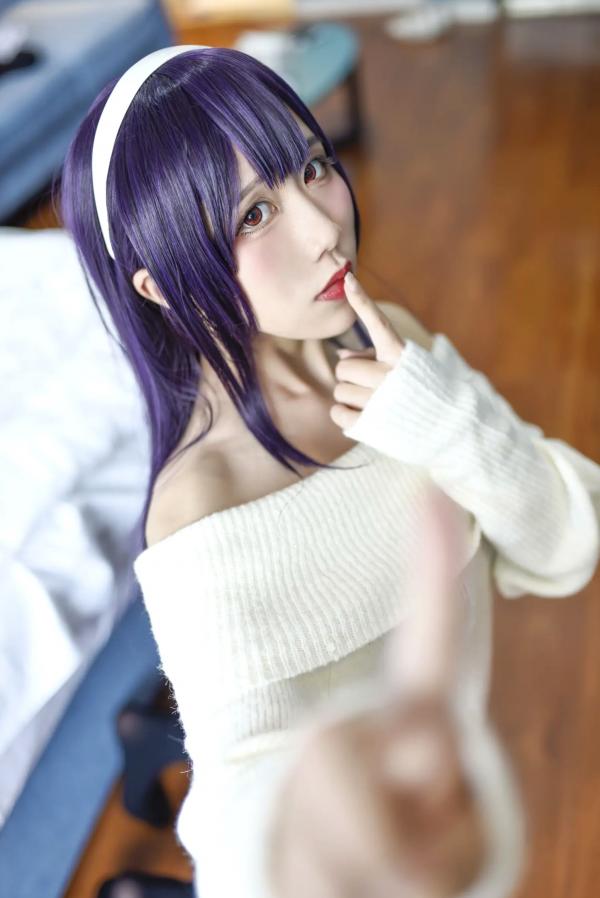    九曲Jean - 霞之丘诗羽Cosplay，白色露肩毛衣配黑丝，室内私房动漫女神，还原度超高[28P]第12张图片